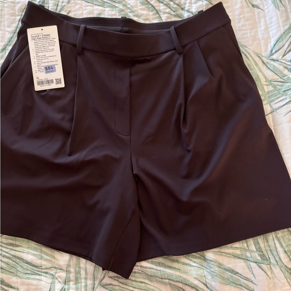 Lululemon Athletica Daydrift Pleated High Rise Shorts 7”